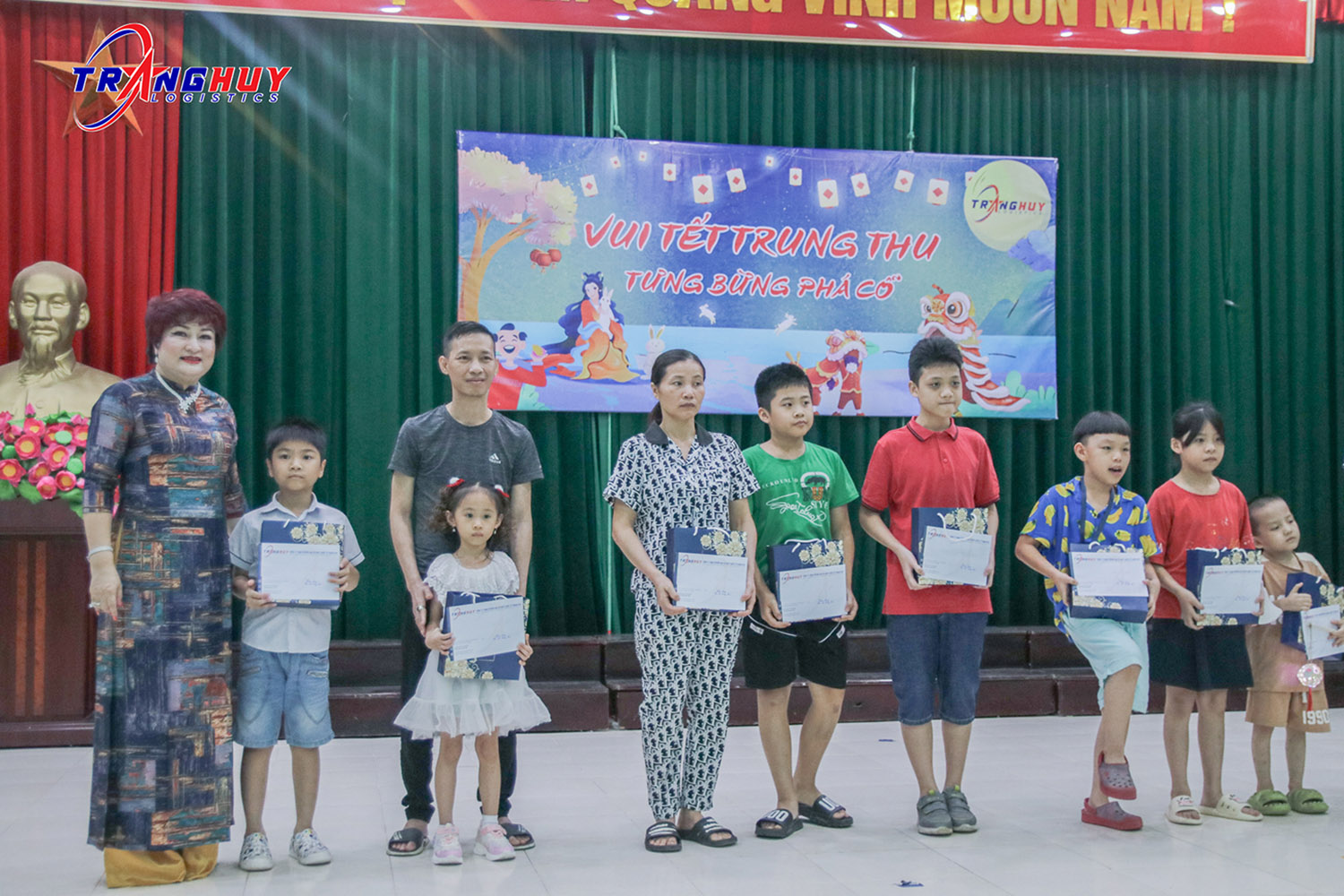 Giám đốc Trang Huy Logistics trao quà cho các em nhỏ có hoàn cảnh khó khăn