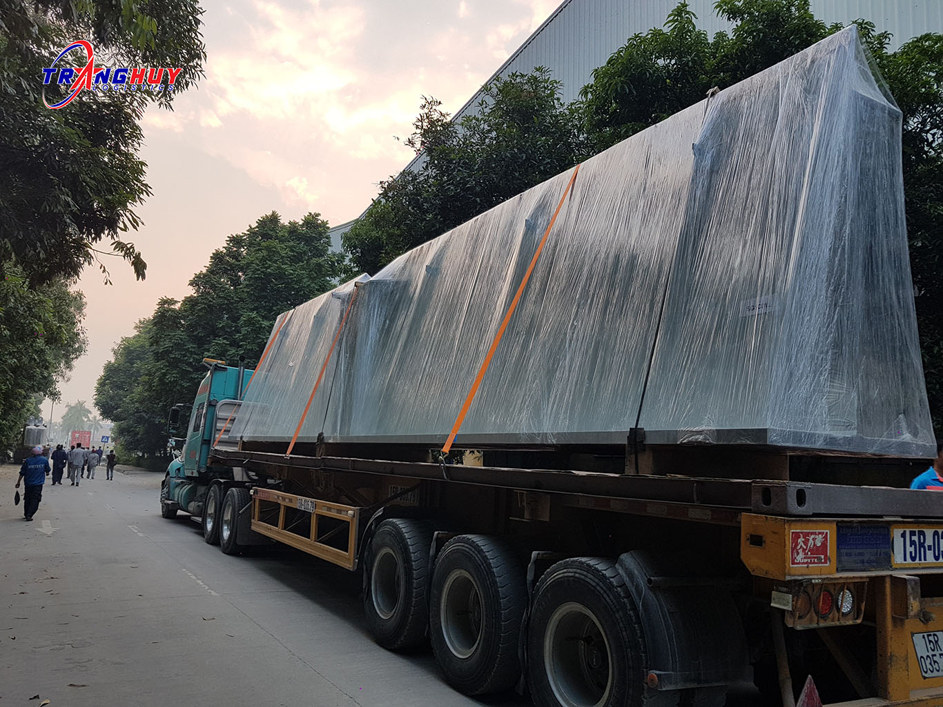 Vận chuyển hàng quá khổ quá tải đi Lào cùng Trang Huy