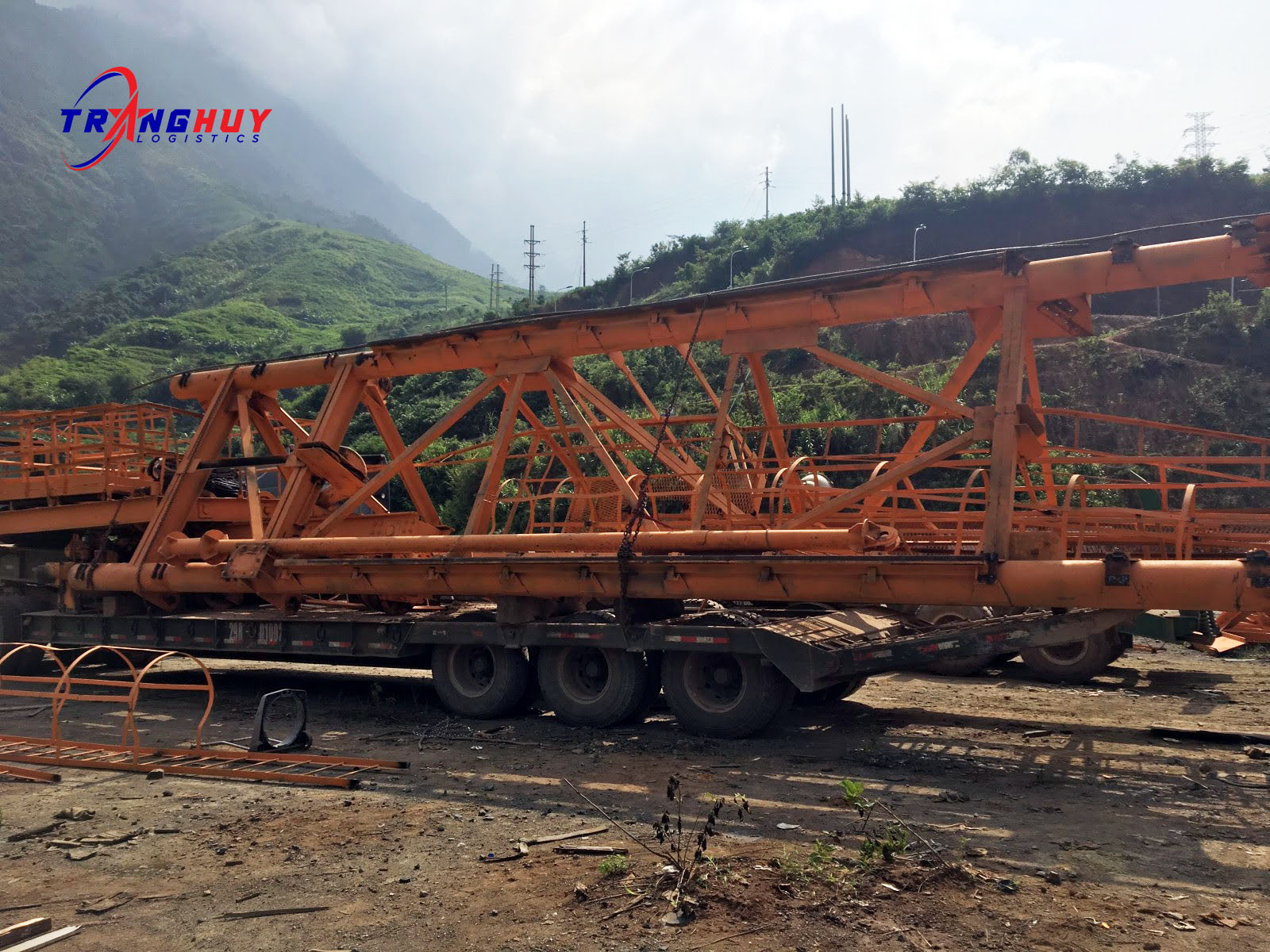 Xe chở cẩu đến công trình