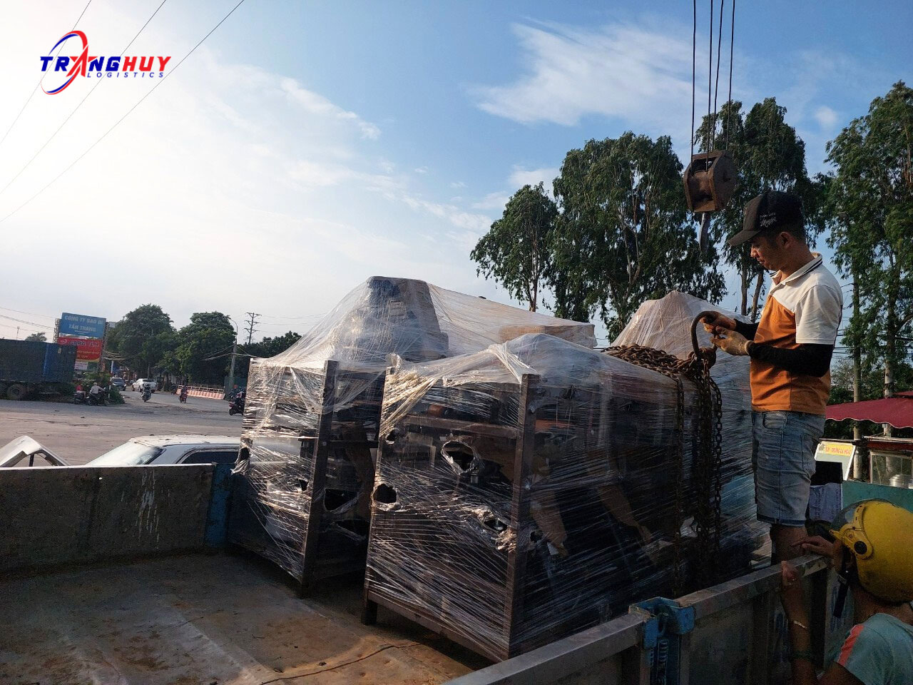 Đóng gói và vận chuyển hàng hoá cùng Trang Huy