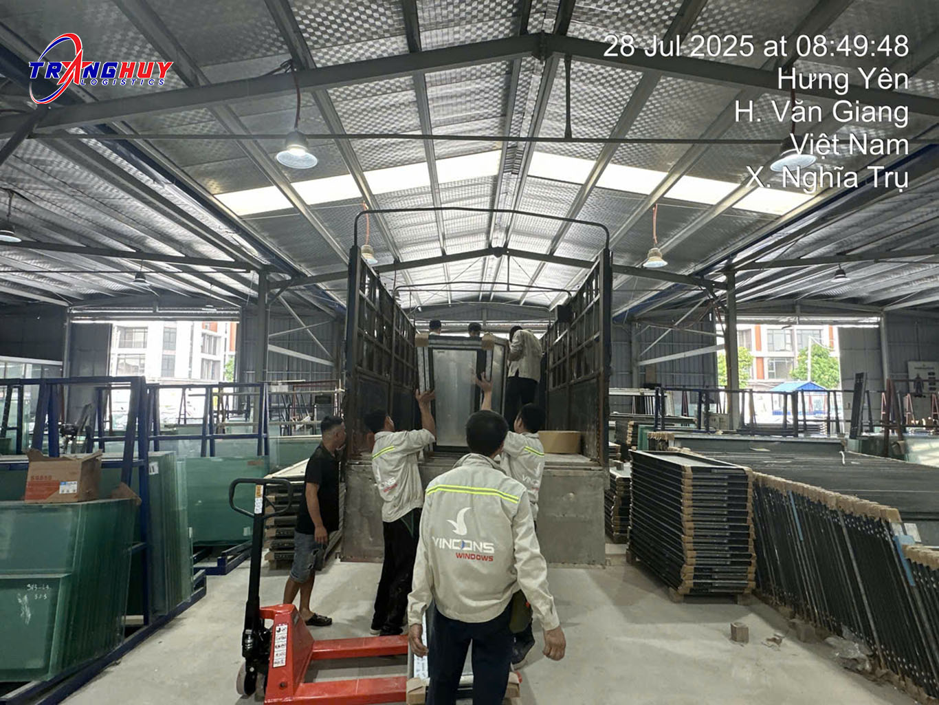Vận chuyển vách kính nhôm đi Hải Phòng