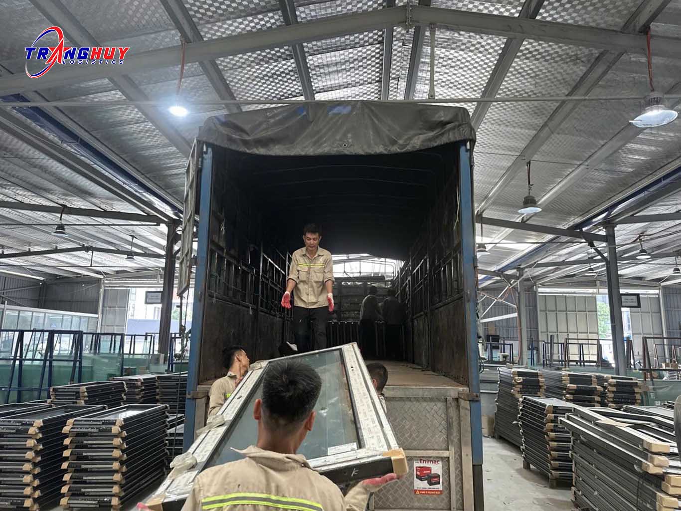 vận chuyển vách kính nhôm 3