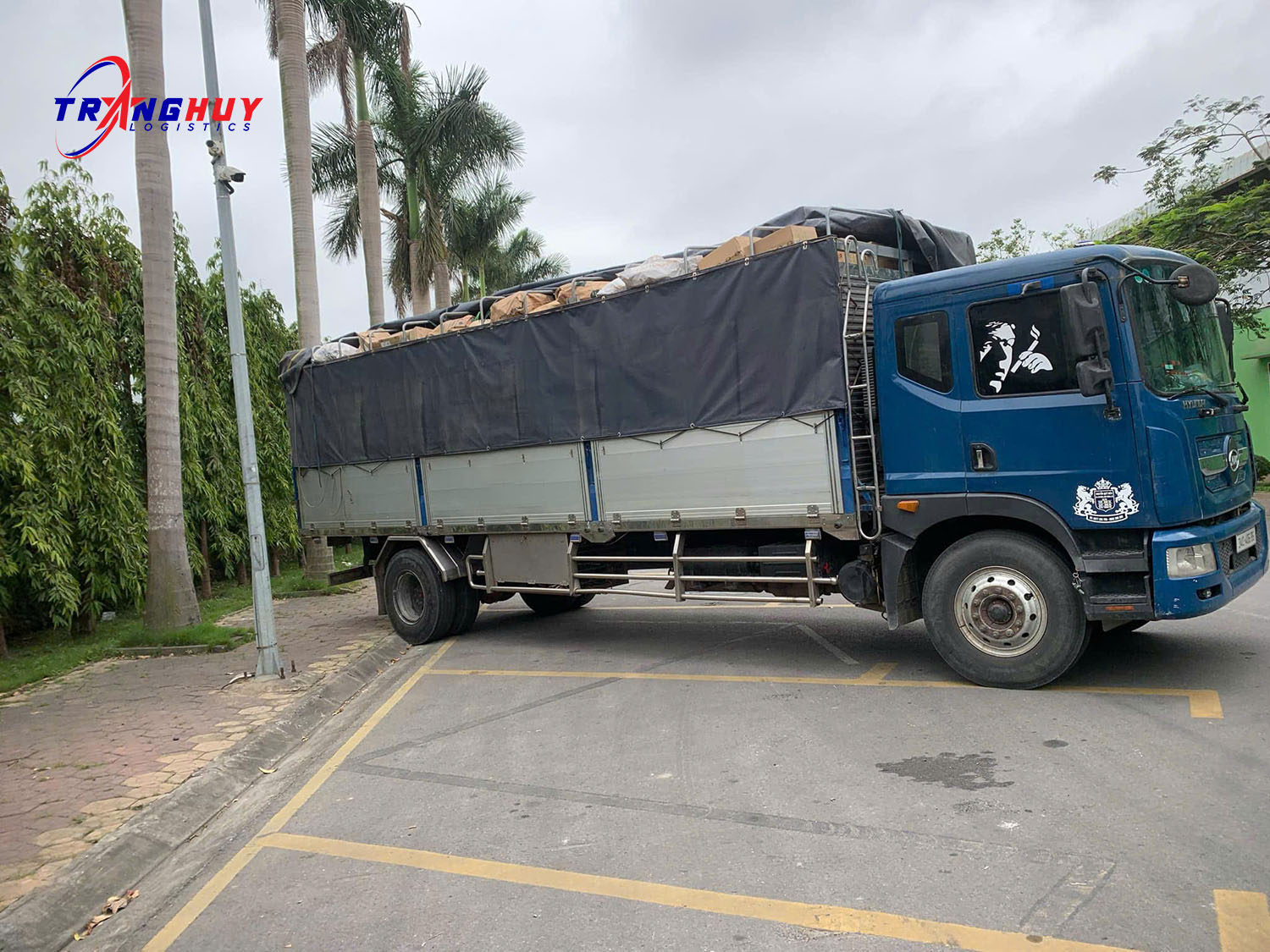 Xe tải thùng bạt Trang Huy vận chuyển hàng hoá Bắc Nam
