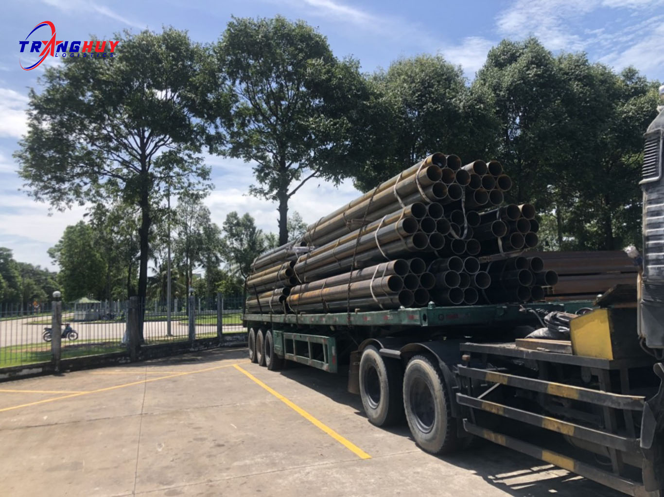 Xe đầu kéo sàn trong hệ thống vận tải hàng hoá