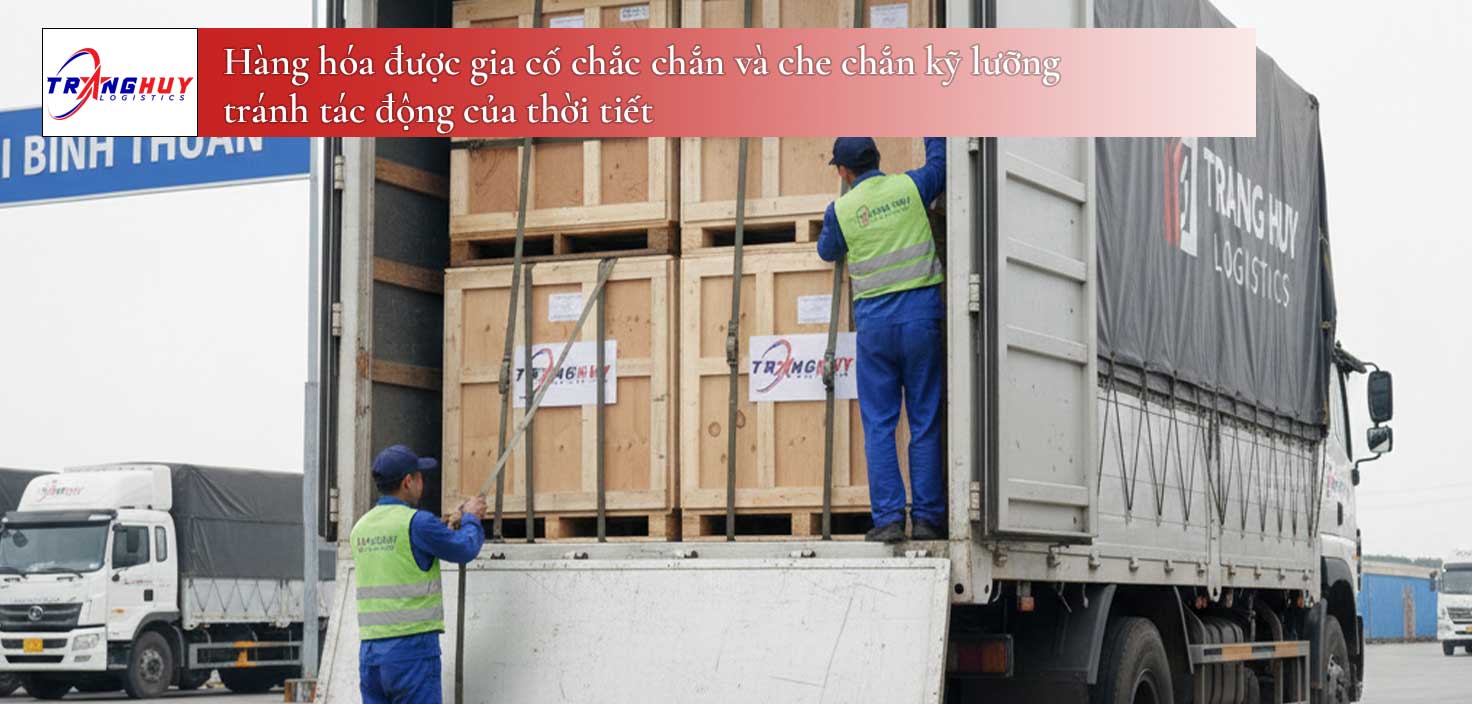 Hàng hóa được gia cố chắc chắn và che chắn kỹ lưỡng tránh tác động của thời tiết