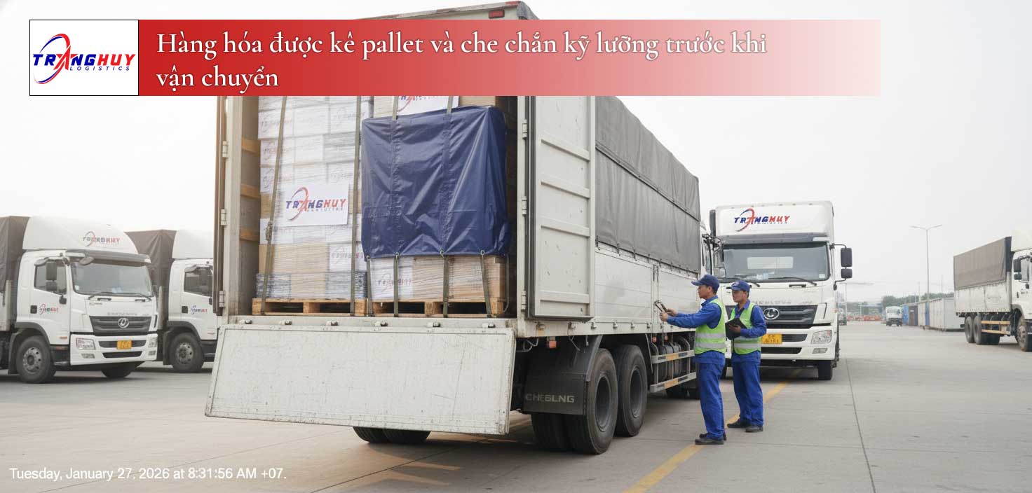 Hàng hóa được kê pallet và che chắn kỹ lưỡng trước khi vận chuyển