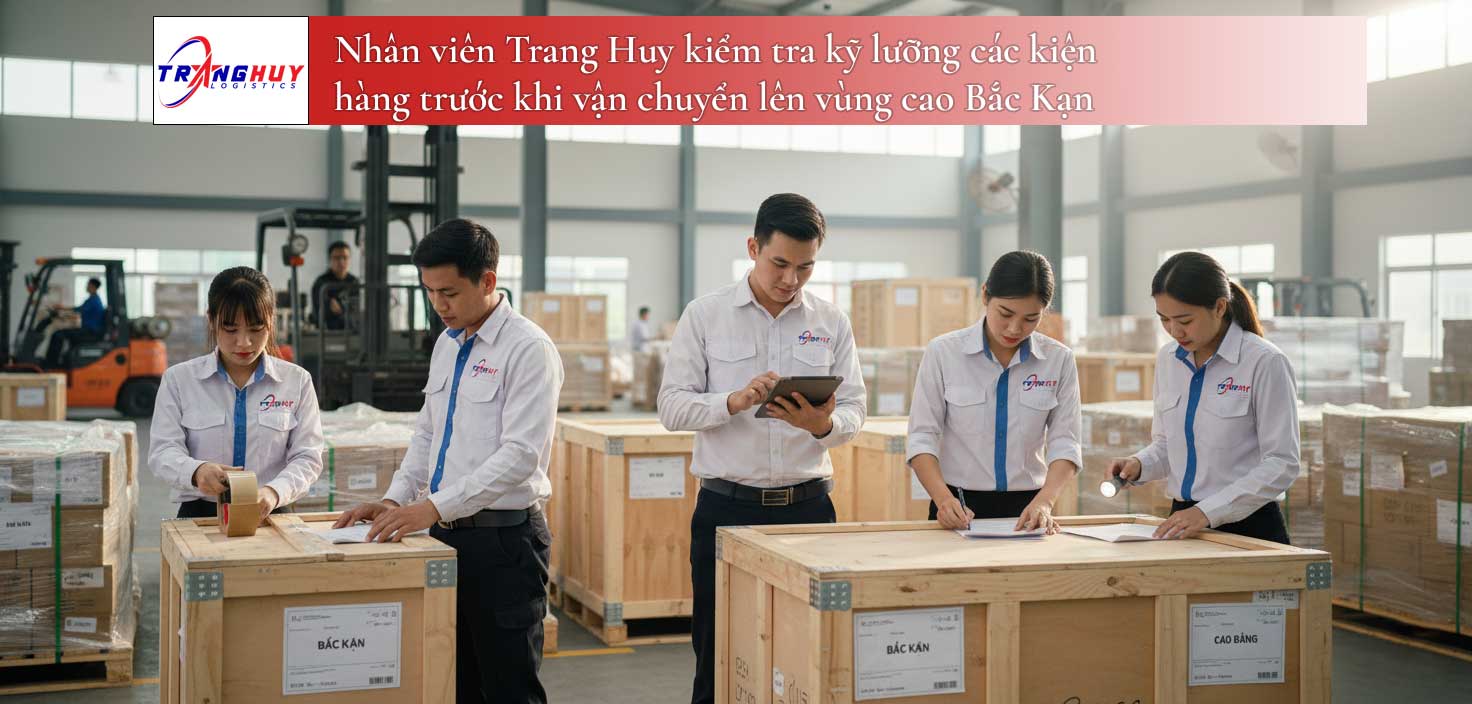 Nhân viên Trang Huy kiểm tra kỹ lưỡng các kiện hàng trước khi vận chuyển vùng cao