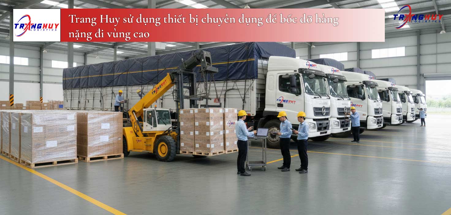 Trang Huy sử dụng thiết bị chuyên dụng để bốc dỡ hàng nặng đi vùng cao