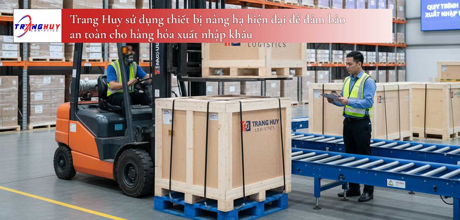 Trang Huy sử dụng thiết bị nâng hạ hiện đại để đảm bảo an toàn cho hàng hóa xuất nhập khẩu
