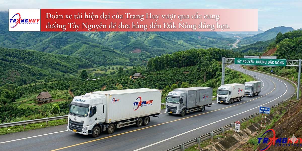 Đoàn xe tải hiện đại của Trang Huy vượt qua các cung đường Tây Nguyên để đưa hàng đến Đắk Nông đúng hẹn.